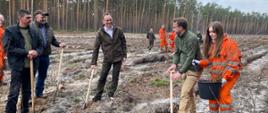 Wiceminister Edward Siarka zasadził drzewa z uczniami Zespołu Szkół Leśnych w Biłgoraju