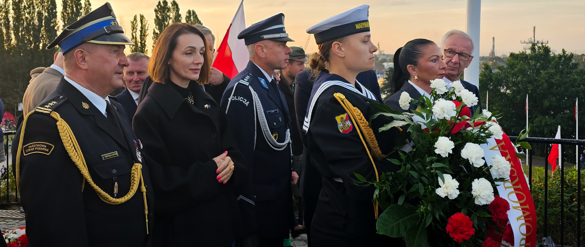 Z wiązanką kwiatów stoi delegacja województwa pomorskiego: Pomorski Komendant Wojewódzki PSP, Wojewoda Pomorska, Komendant Wojewódzki Policji w Gdańsku