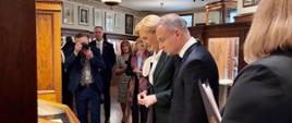 Para prezydencka w pokoju Paderewskiego w Muzeum Polskim w Ameryce podczas Dnia Pułaskiego