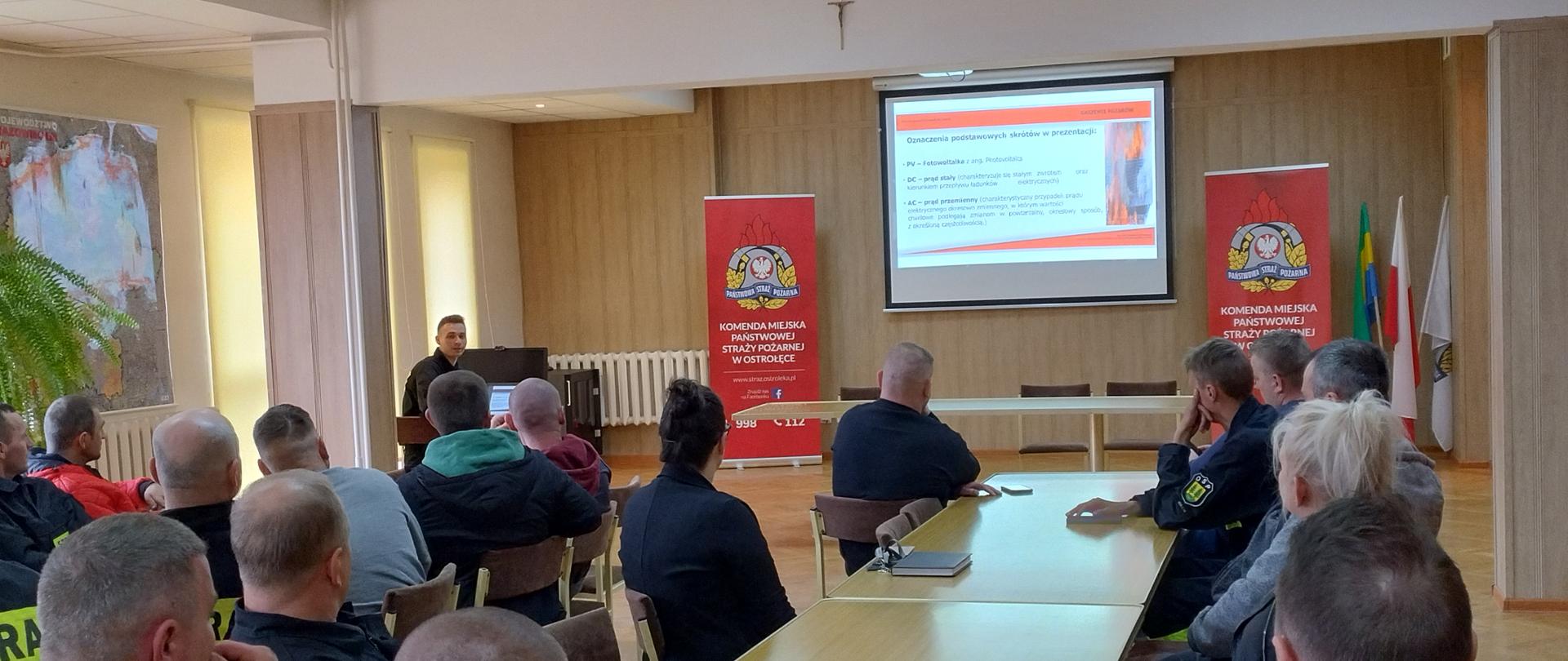 Szkolenie druhów OSP - pożary paneli fotowoltaicznych i samochodów elektrycznych sala konferencyjna