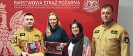 Wspólne zdjęcie Komendanta Powiatowego PSP w Lwówku Śląskim oraz Zastępcy Komendanta Powiatowego PSP w Lwówku Śląskim wraz z przedstawicielami MOPS w gminie.