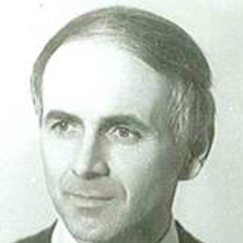 zdjęcie czarno białe mężczyzny w białej koszuli i swetrze