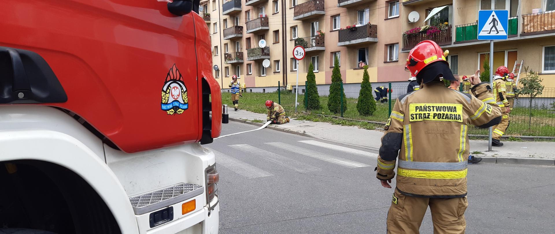 Strażacy zabezpieczają miejsce prowadzenia działań
