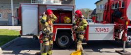 Doskonalenie zawodowe - strażacy są ubrani w ubrania specjalne, stoją obok podnosnika hydraulicznego SHD25