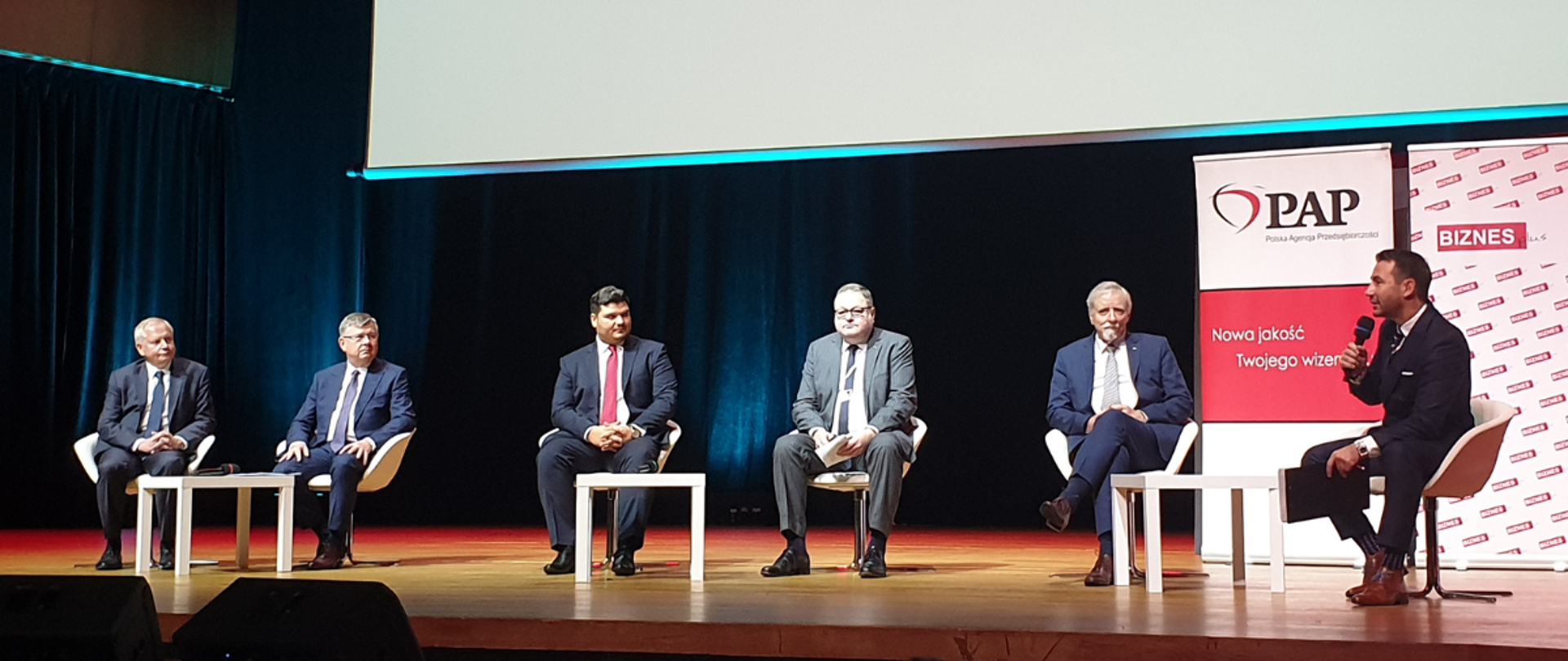 Na zdjęciu od lewej:
Jerzy Muzyk – wiceprezydent Miasta Krakowa
Witold Kozłowski – Marszałek Województwa Małopolskiego
Wojciech Pomarański – prezes zarządu Polskiej Agencja Przedsiębiorczości
Przemysław Cieszyński - członek zarządu Banku Gospodarstwa Krajowego
Wojciech Kamieniecki – dyrektor NCBR
Przemysław Talkowski – moderator dyskusji
