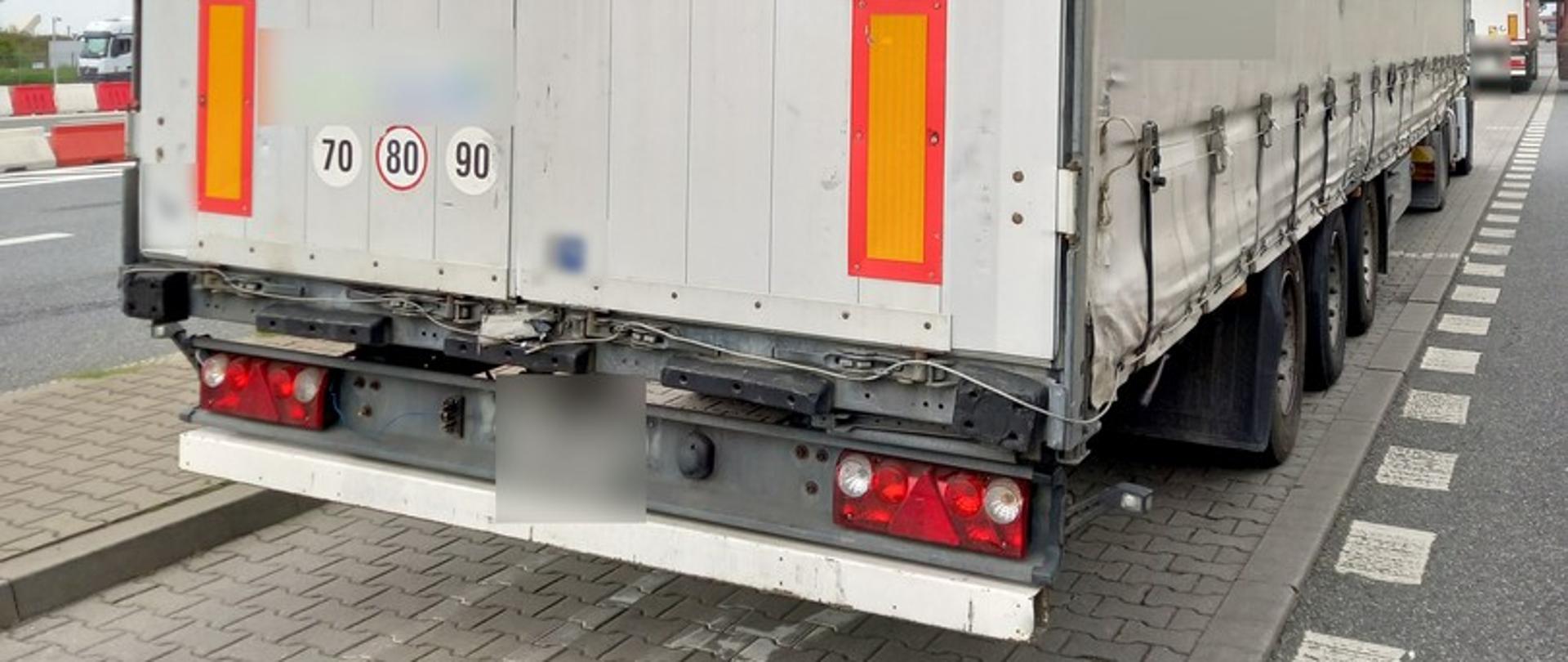 Inspektorzy z oddziału w Koninie zatrzymali do kontroli zespół pojazdów, którym przewoźnik z Tadżykistanu wykonywał międzynarodowy przewóz drogowy drewnianych mebli z Białorusi do Polski