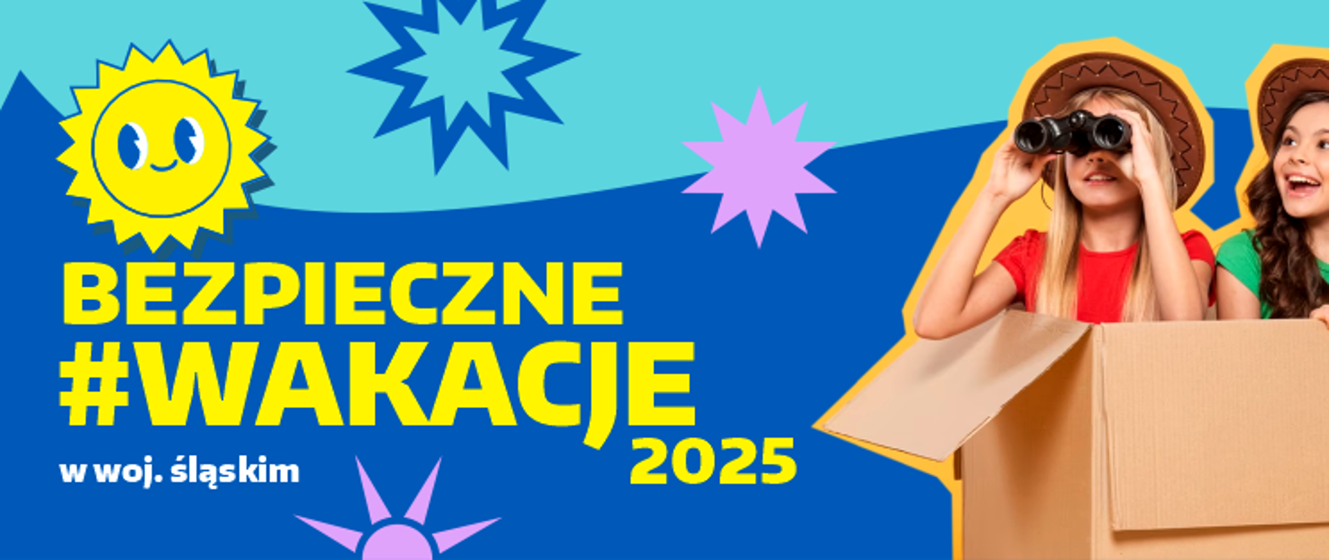 Grafika promująca akcję - duży żółty napis na niebieskim tle - „Bezpieczne Wakacje 2025” w województwie śląskim, obok dwie dziewczynki w kartonie udające podróżniczki - jedna z nich patrzy przez lornetkę. Obok znajdują się: uśmiechnięte rysunkowe słońce i kolorowe gwiazdki.
