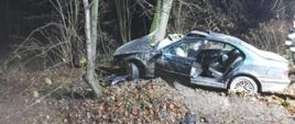 Na zdjęciu widnieje pojazd osobowy po zderzeniu z drzewem. 