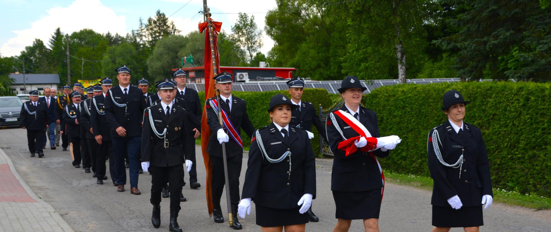 Zdjęcie przedstawia przemarsz pododdziałów na miejsce uroczystości