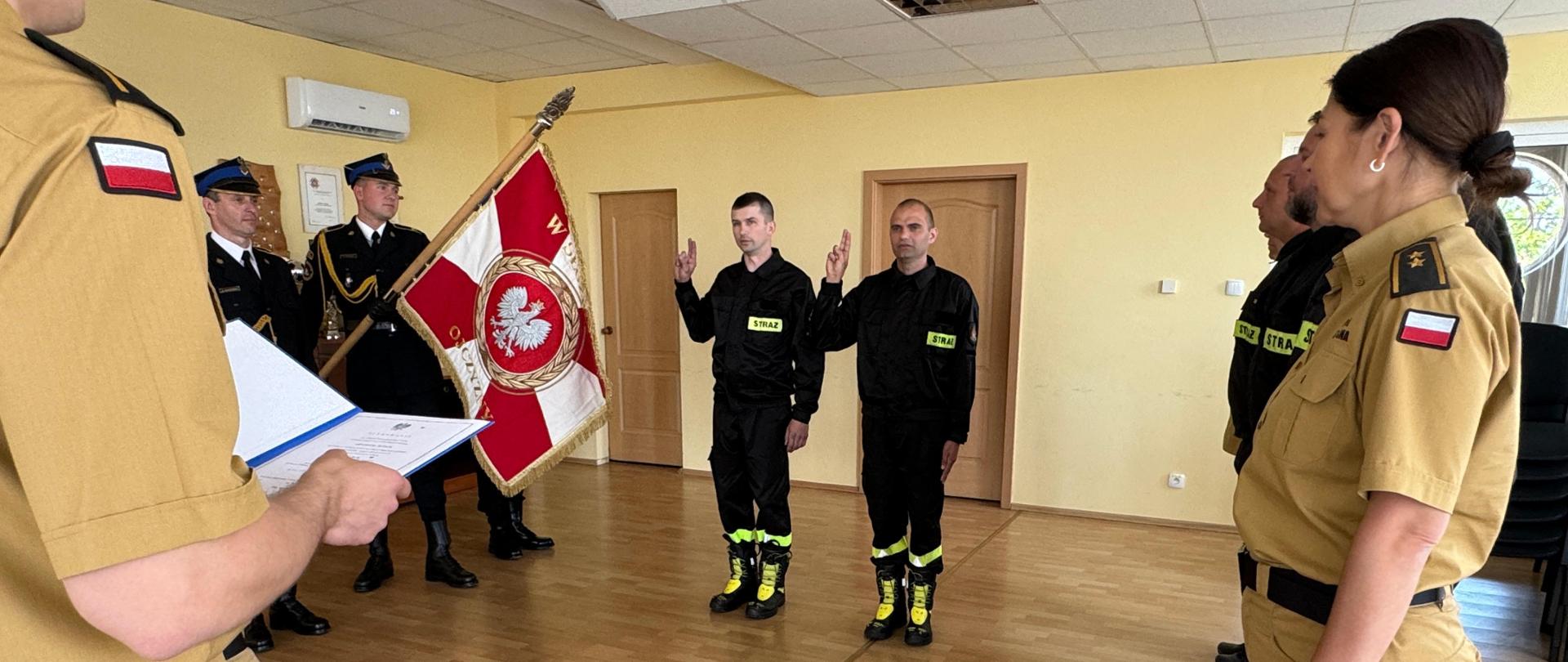 Zdjęcie przedstawia uroczystość złożenia ślubowania na sztandar przez nowych strażaków w obecności p. o Komendanta Powiatowego PSP w Strzelcach Krajeńskich