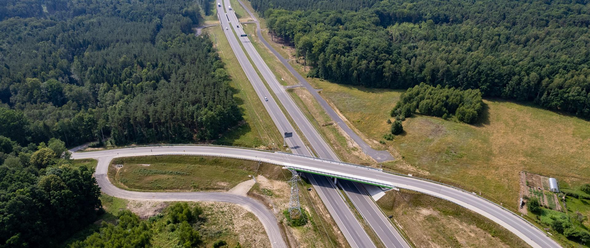 Widok z lotu ptaka na oddany już do ruchu odcinek drogi ekspresowej S11
