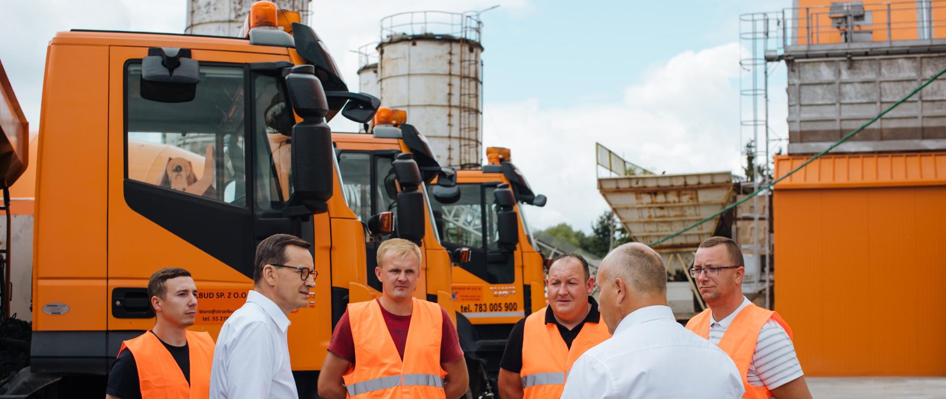 Premier Mateusz Morawiecki podczas wizyty w Kwidzyńskim Przedsiębiorstwie Robót Drogowo-Budowlanych „Strzelbud”.