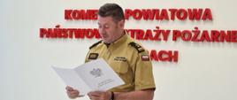 Na zdjęciu Komendant Powiatowy odczytujący akt mianowania