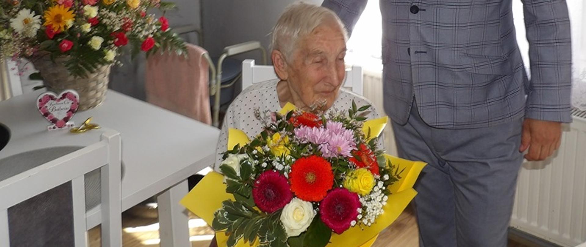 Pani Elżbieta Zabiełło z Kierownikiem PT KRUS w Lubaniu Adamem Skrzydłowskim 