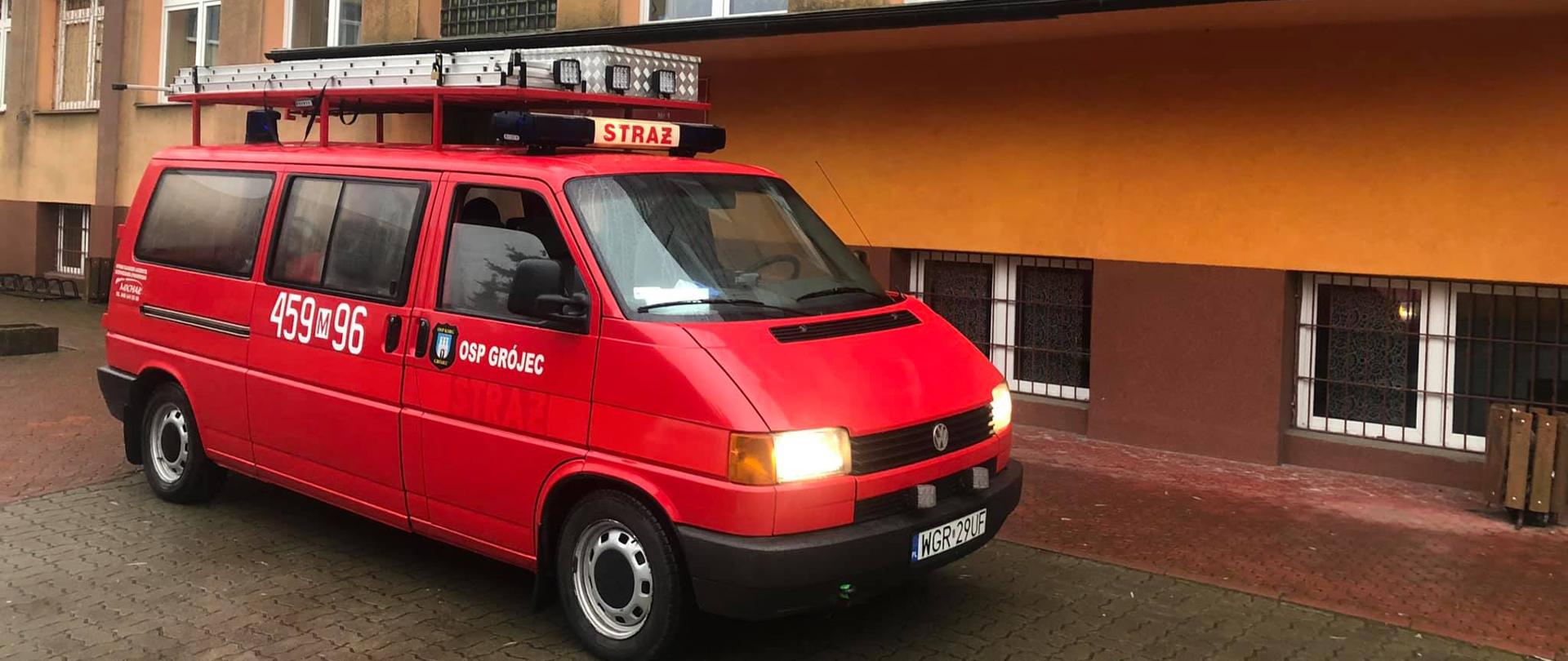 Na zdjęciu znajduje się samochód pożarniczy marki Volkswagen Transporter z jednostki OSP Grójec za pośrednictwem którego rozwożone były środki do dezynfekcji. 