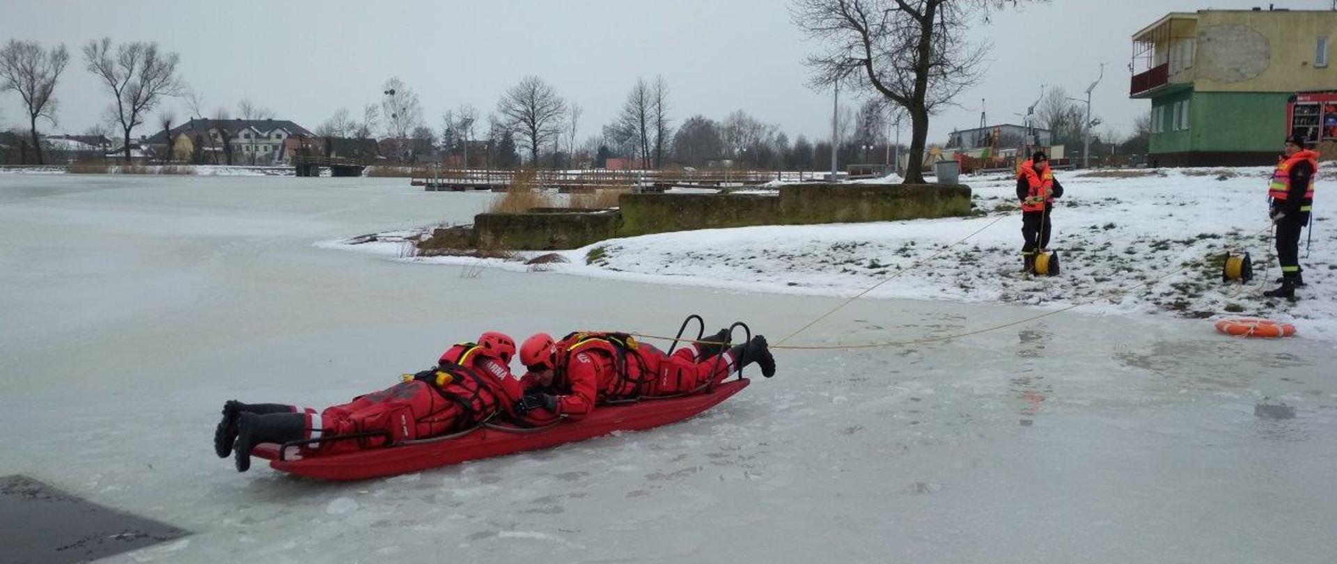 Zdjęcie przedstawia zajęcia doskonalenia zawodowego prowadzone przez JRG na zamarzniętym akwenie wodnym