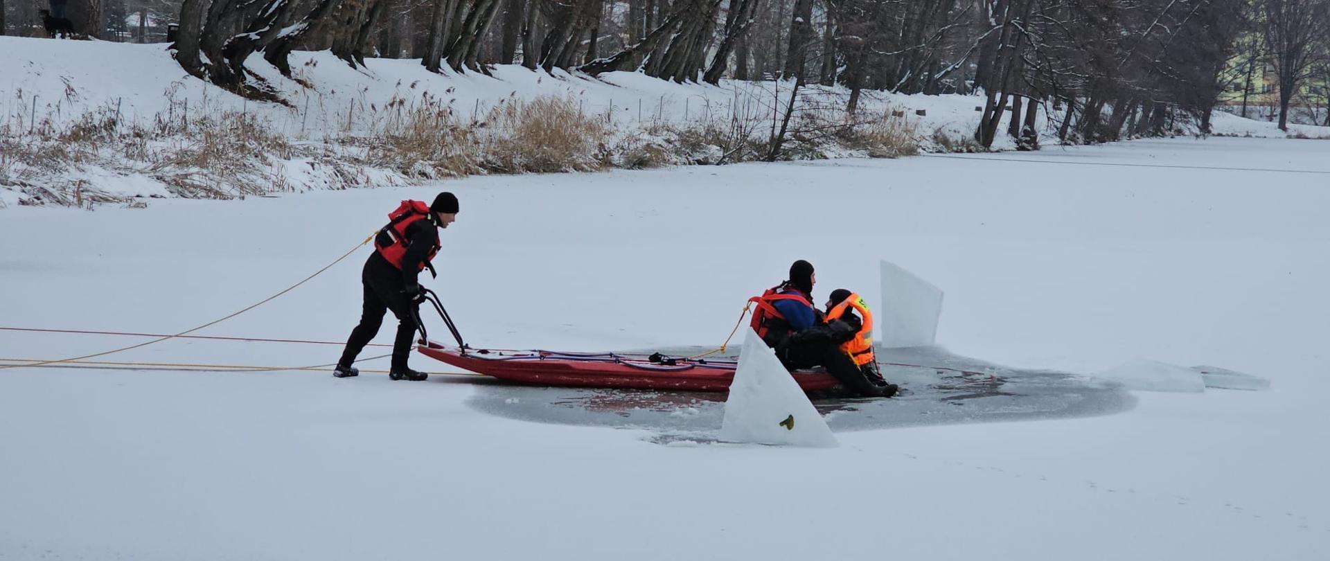 Pokaz ratownictwa lodowego na stawie "Sekuta" w Nysie.