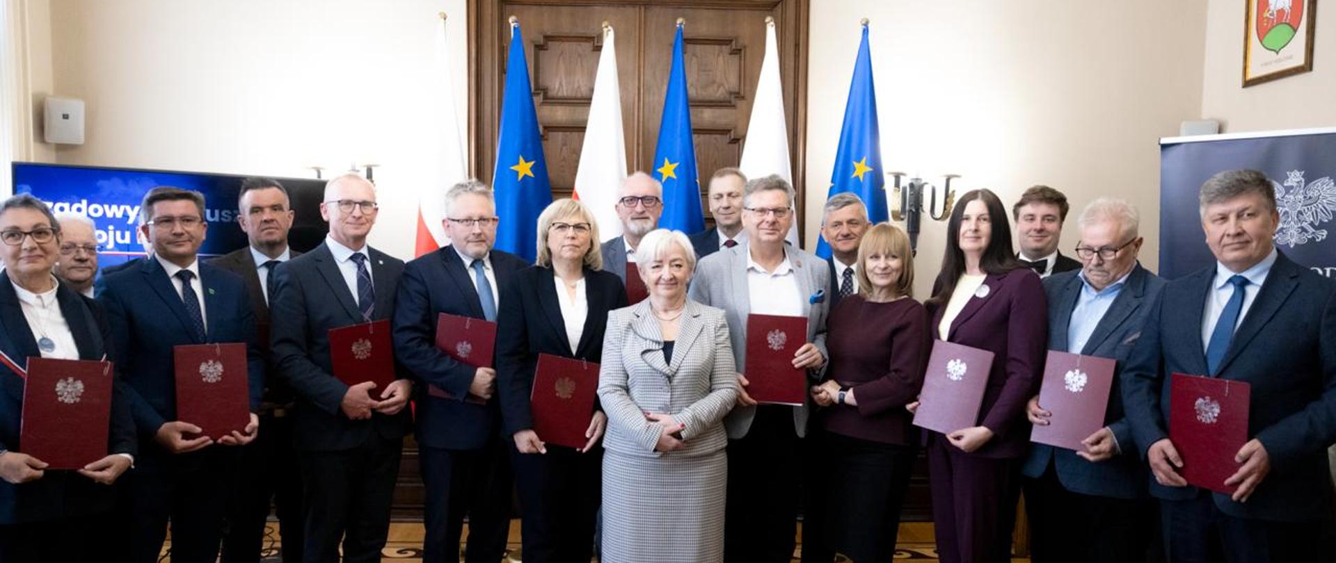 Wojewoda łódzki Dorota Ryl z przedstawicielami jednostek samorządu terytorialnego z powiatów: zgierskiego, pabianickiego, poddębickiego i łęczyckiego. 