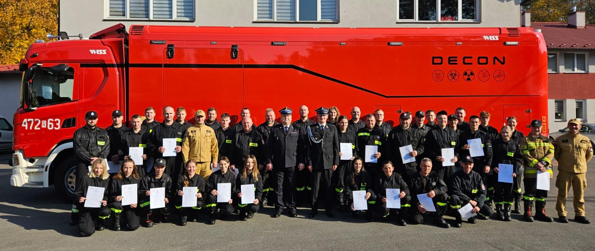 Zdjęcie przedstawia funkcjonariuszy Komendy Powiatowej PSP w Leżajsku wraz z uczestnikami kursu.