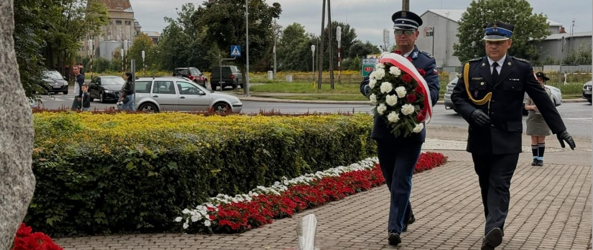 Kwiaty przy Pomniku Orła Białego w rocznicę wybuchu II wojny światowej