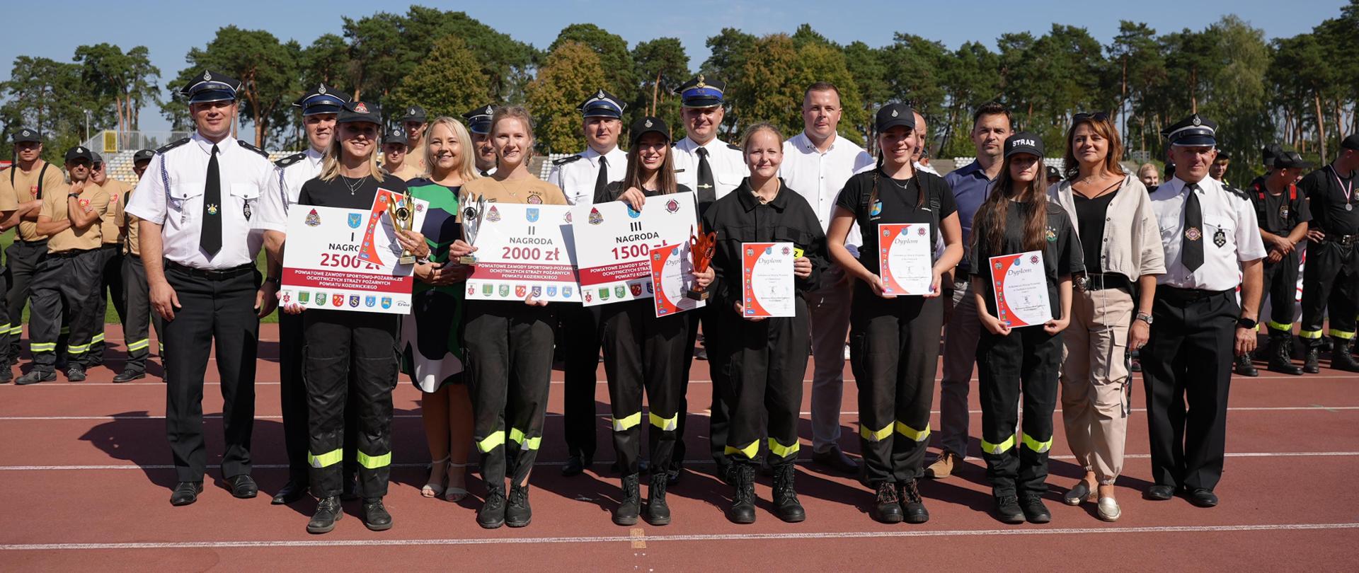 kierownicy drużyn kobiecych i zaproszeni gości podczas wręczania nagród na zakończenie zawodów pożarniczych