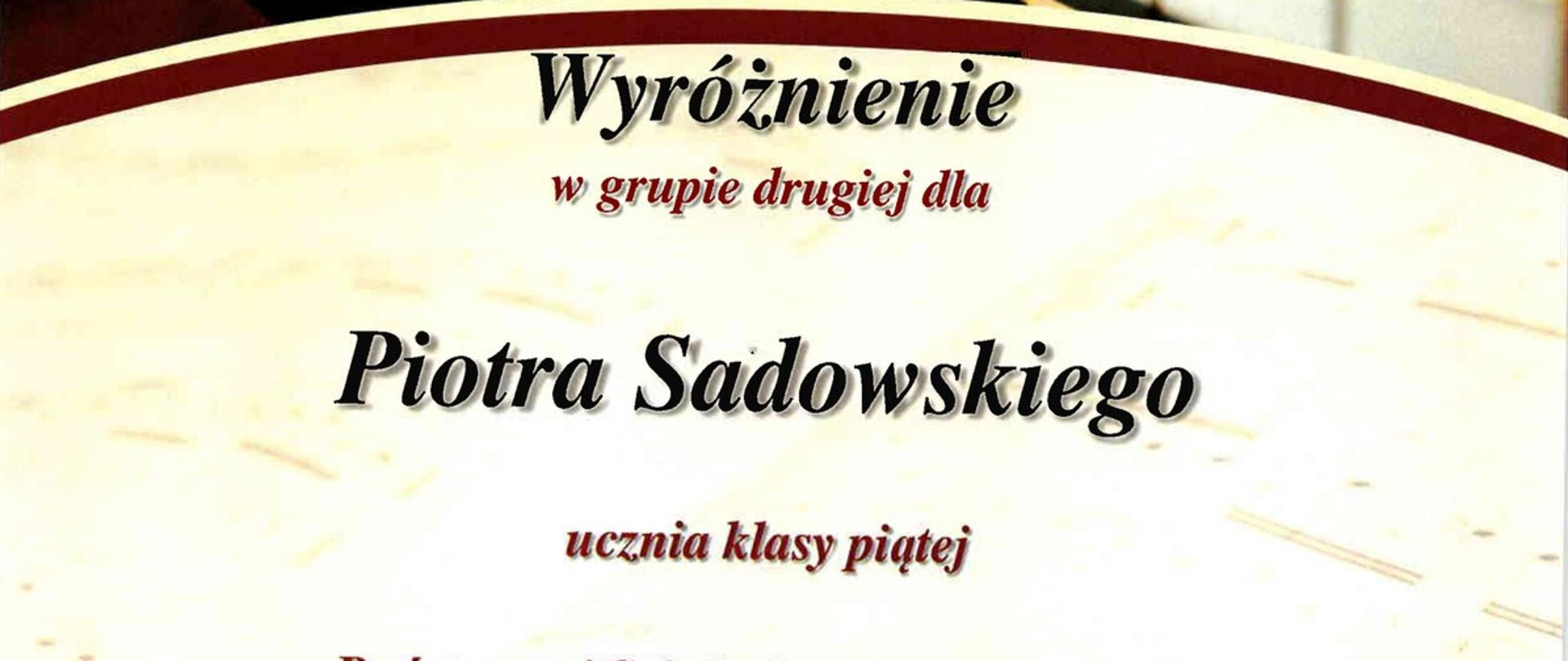 kremowe tło, bordowa ramka, zdjęcie klawiszy fortepianu IX Festiwal Pianistyczny im. Sióstr Frankiewicz w Białymstoku, wyróżnienie w grupie drugiej dla Piotra Sadowskiego, uczeń klasy fortepianu Anetty Pękali, Białystok 7-8 kwietnia 2025 r.
