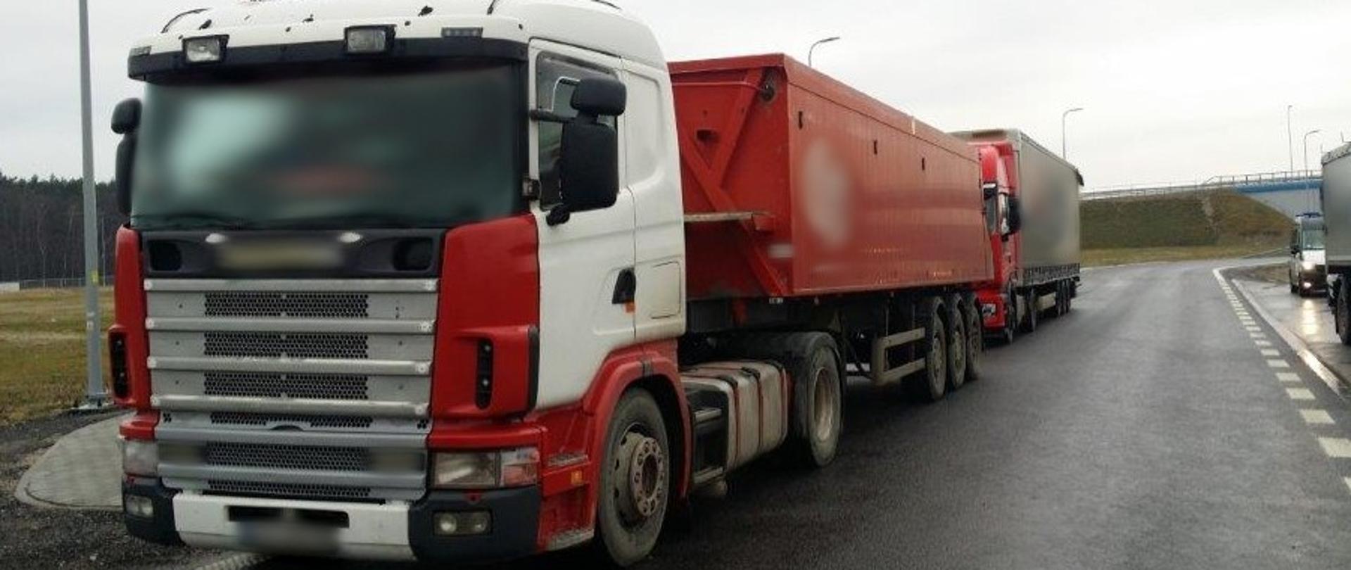 Zatrzymany do kontroli zespół pojazdów na obwodnicy Niemodlina.