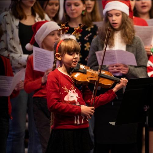 Zdjęcie przedstawia uczestników i publiczność Koncertu