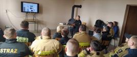 Widoczni strażacy słuchający wykładu nt obsługi cut lancy