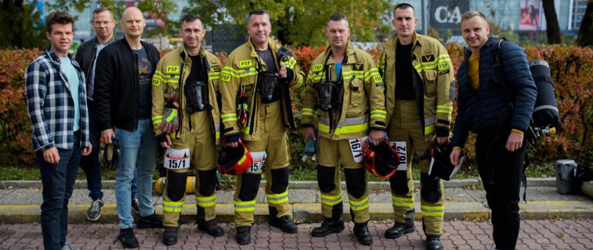 Zdjęcie grupowe strażaków biorących udział w zawodach.