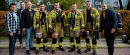 Zdjęcie grupowe strażaków biorących udział w zawodach.
