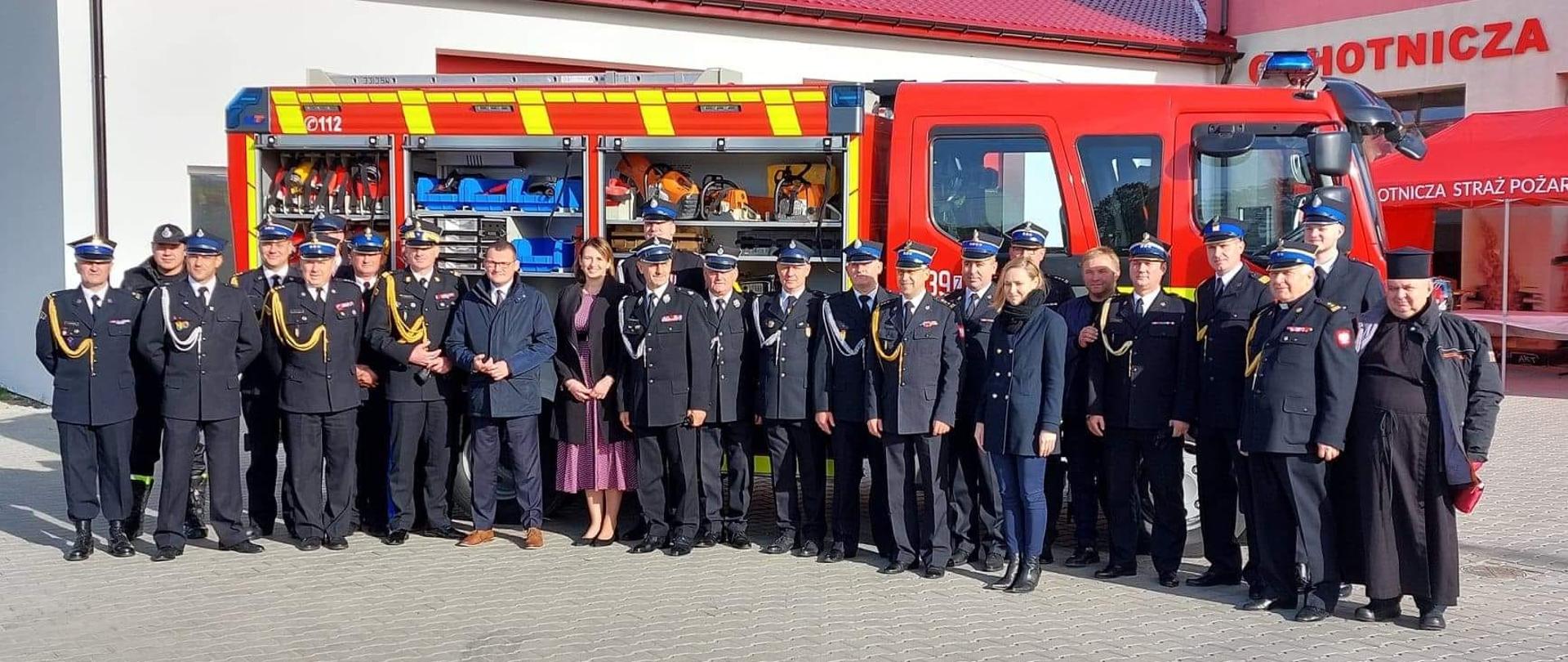 Przekazanie nowego pojazdu OSP Mścice. Zdjęcie grupowe.