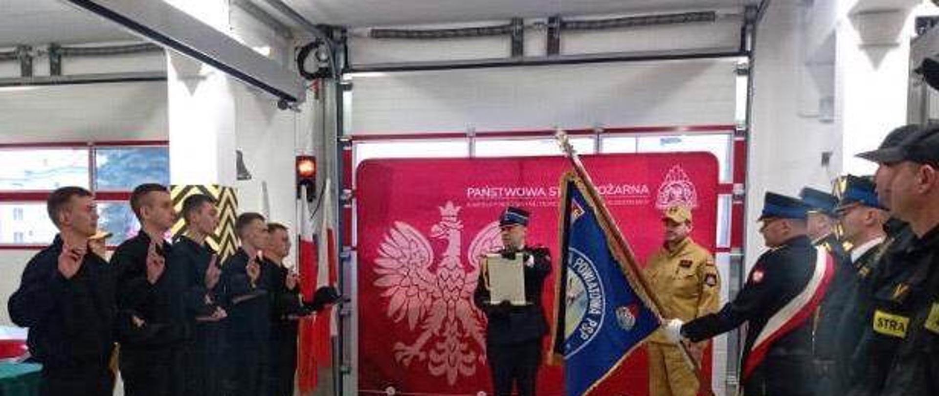 Uroczysta zbiórka z okazji ślubowania nowo przyjętych funkcjonariuszy.