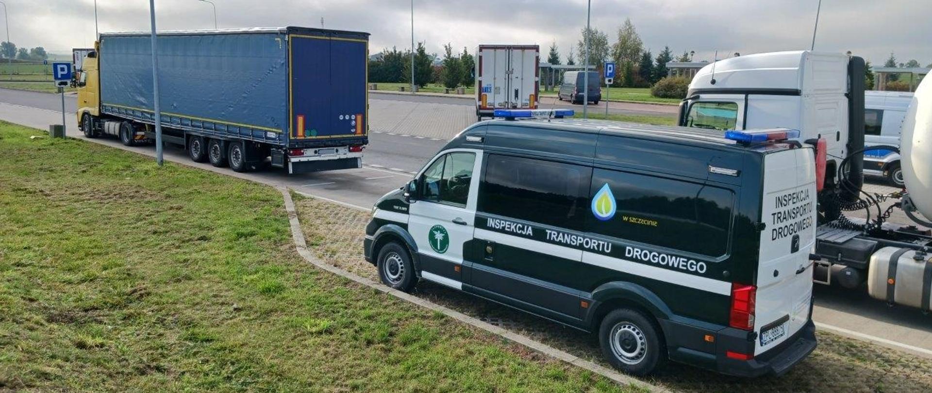 Dwa pojazdy ciężarowe podczas kontroli drogowej.