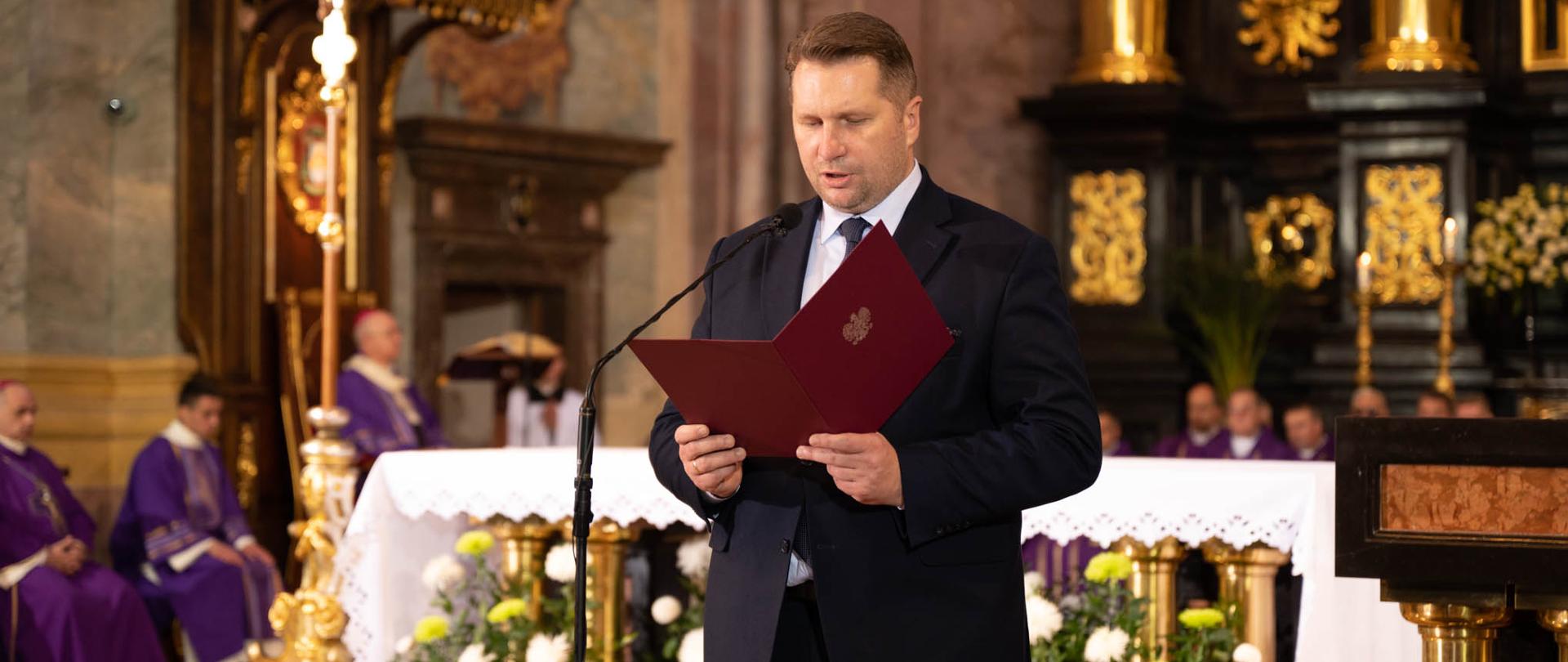 Udział ministra Przemysława Czarnka w uroczystościach pogrzebowych śp. ks. inf. Grzegorza Pawłowskiego, minister Przemysław Czarnek przemawia podczas uroczystości.