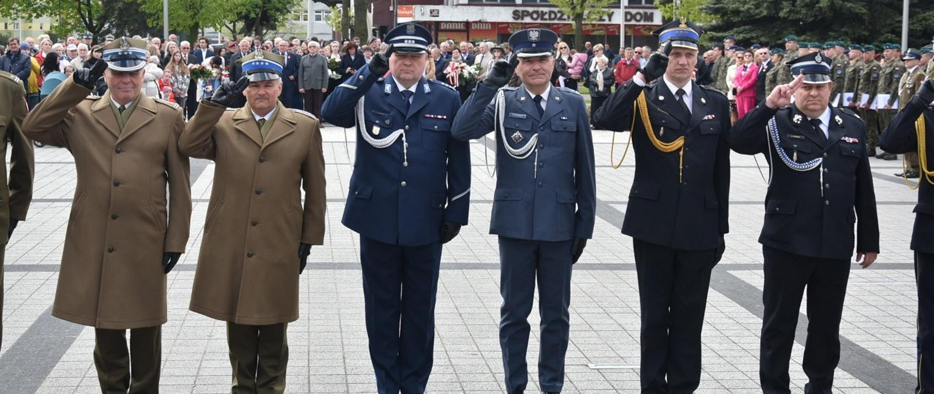 Na zdjęciu widzimy przedstawicieli służb mundurowych podczas obchodów Święta Konstytucji Trzeciego Maja