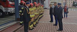 Na zdjęciu komendant główny, podkarpacki komendant wojewódzki, komendant miejski, dowódca jednostki ratowniczo-gaśniczej oraz zmiana służbowa