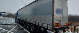Zestaw ciężarowy zatrzymany do kontroli przez patrol pomorskiej Inspekcji Transportu Drogowego na ul. mjr. Henryka Sucharskiego w Gdańsku.