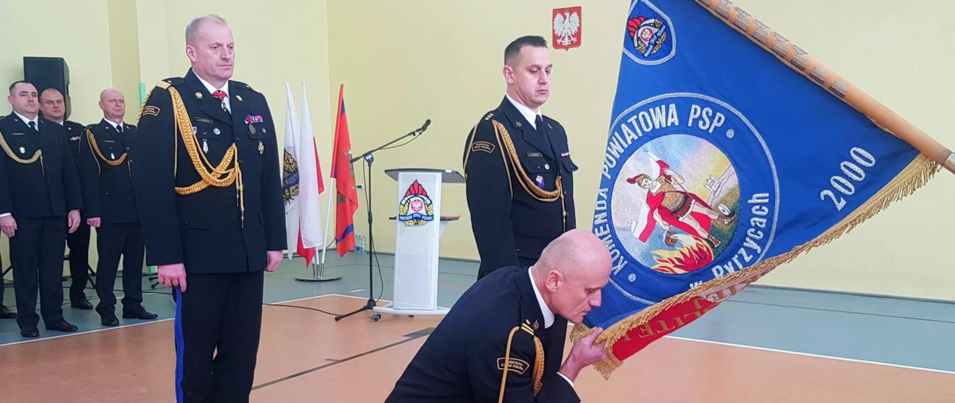 komendant powiatowy całuje sztandar