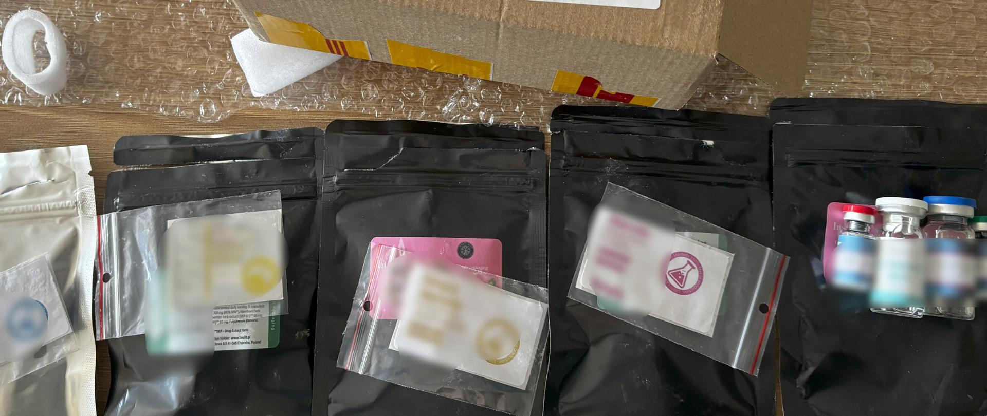 na blacie ułożone podrabiane lub nielegalne produkty lecznicze oraz wyroby medyczne