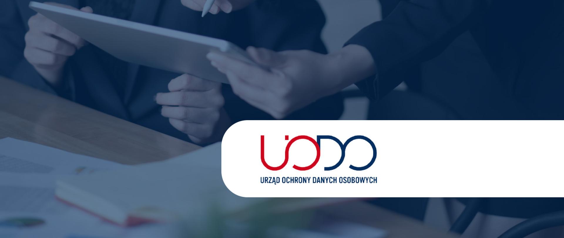 Zdjęcie przedstawia napis: UODO Urząd Ochrony Danych Osobowych na niebieskim tle z dwiema postaciami