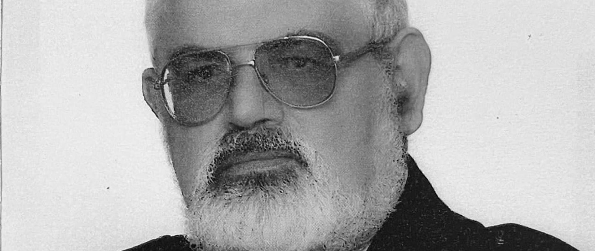 Zajęcie przedstawia śp. druha Jana Holeksę, który jest ubrany w mundur wyjściowy Ochotniczej Straży Pożarnej.