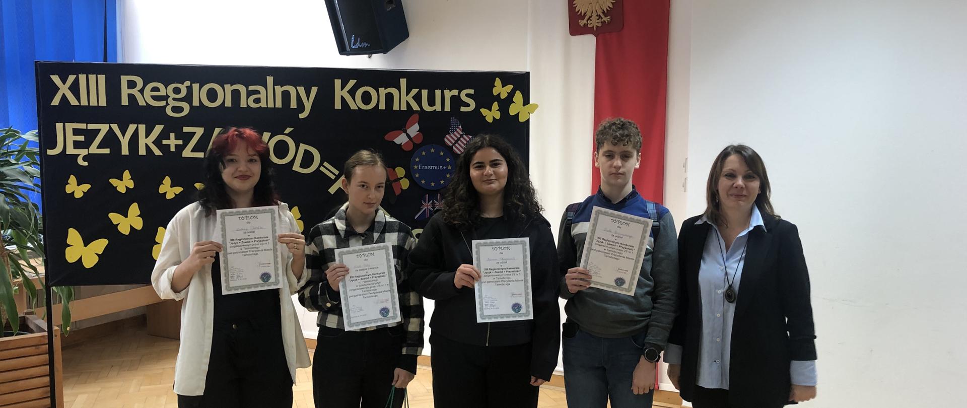 Uczestnicy konkursu językowego wraz z opiekunem