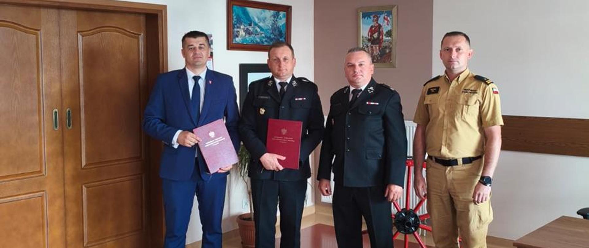 W Komendzie Powiatowej PSP w Staszowie podpisano porozumienie trójstronne w sprawie ponownego włączenia jednostki Ochotniczej Straży Pożarnej w Jurkowicach do Krajowego Systemu Ratowniczo-Gaśniczego.