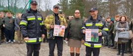 Strażacy prezentujący plakaty akcji STOP pożarom traw!!!