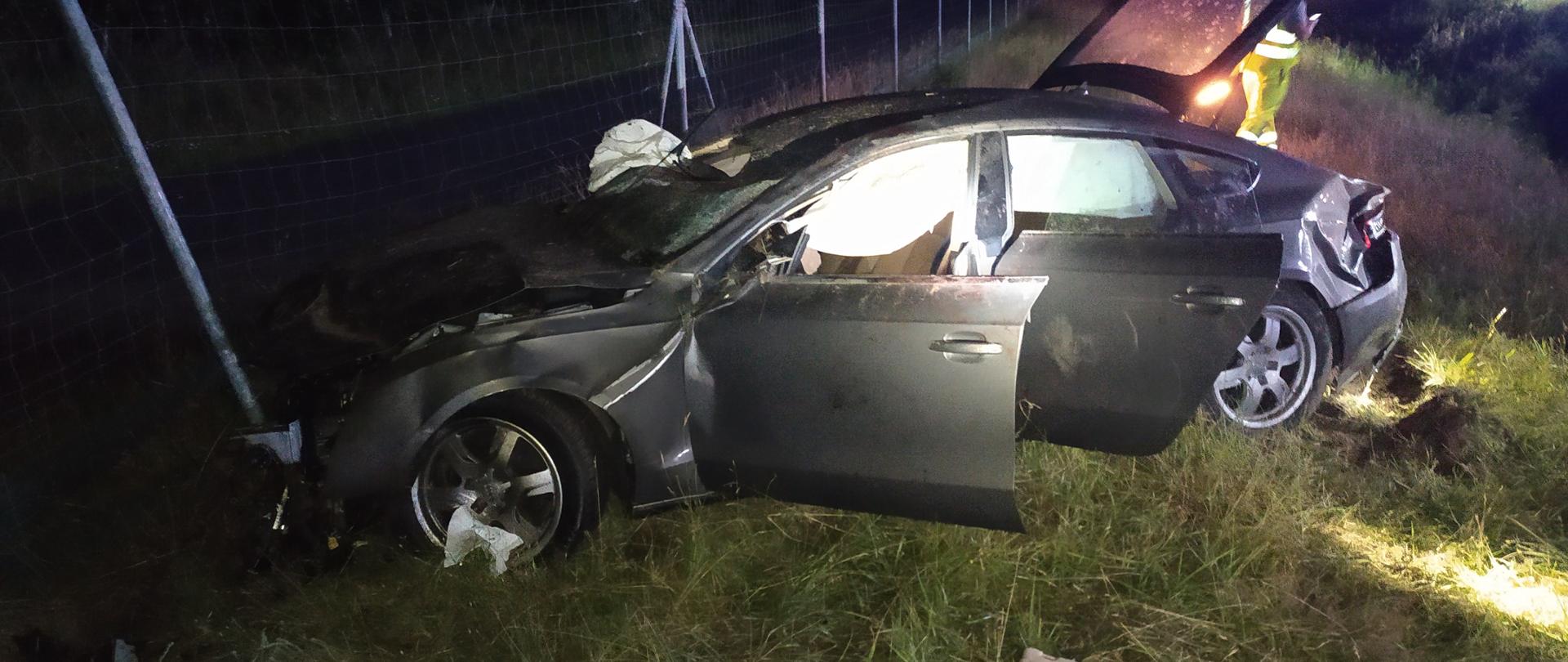 Na zdjęciu widać uszkodzony samochód osobowy