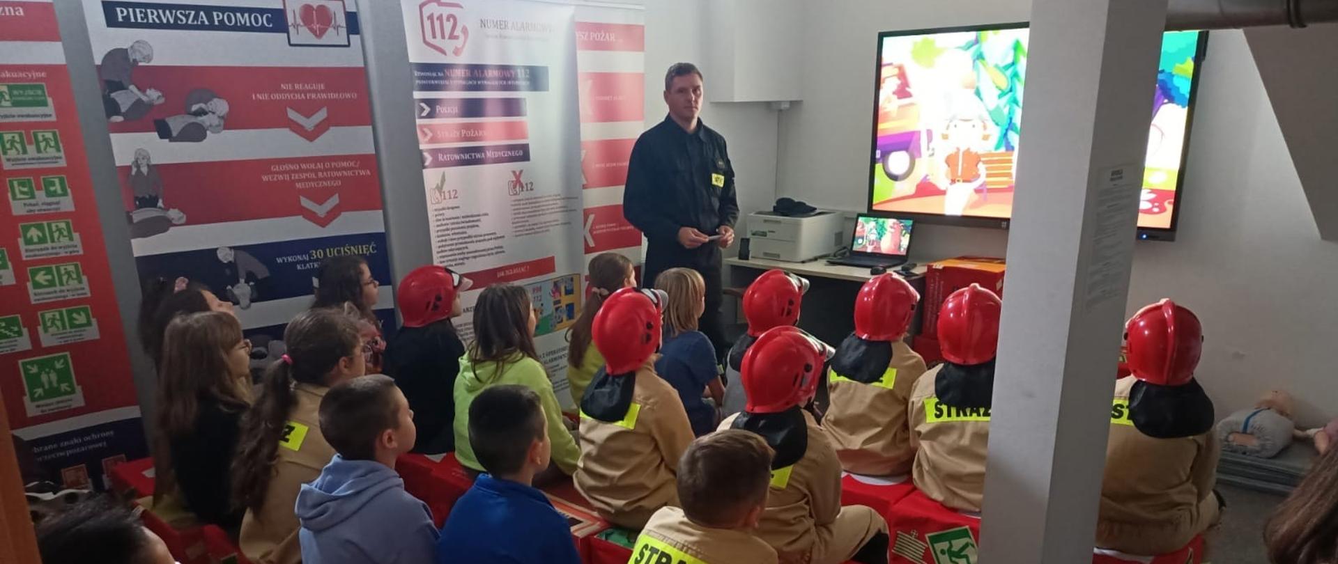 Dzieci uczestniczą w zajęciach na sali edukacyjnej Ognik