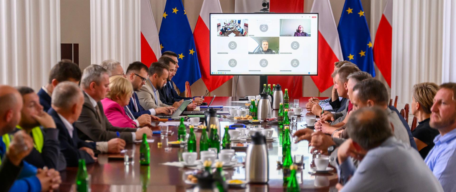 Zdjęcie przedstawia uczestników spotkania w urzędzie wojewódzkim