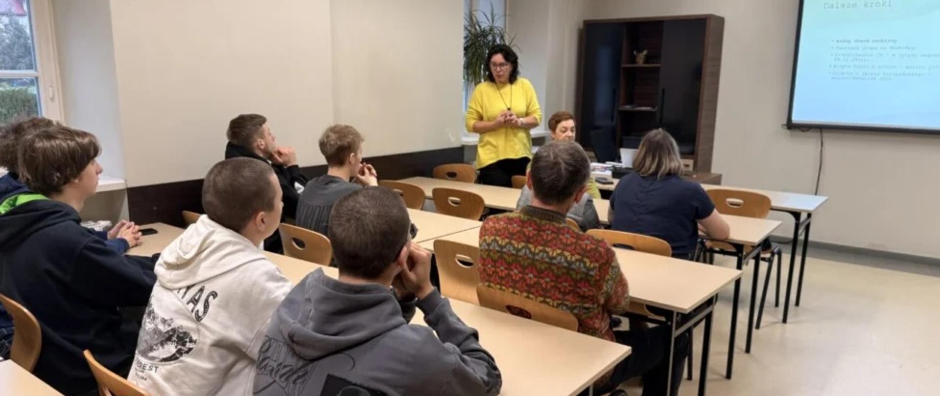 Uczniowie ZSCKR w Rudce na szkoleniu z języka Hiszpańskiego.