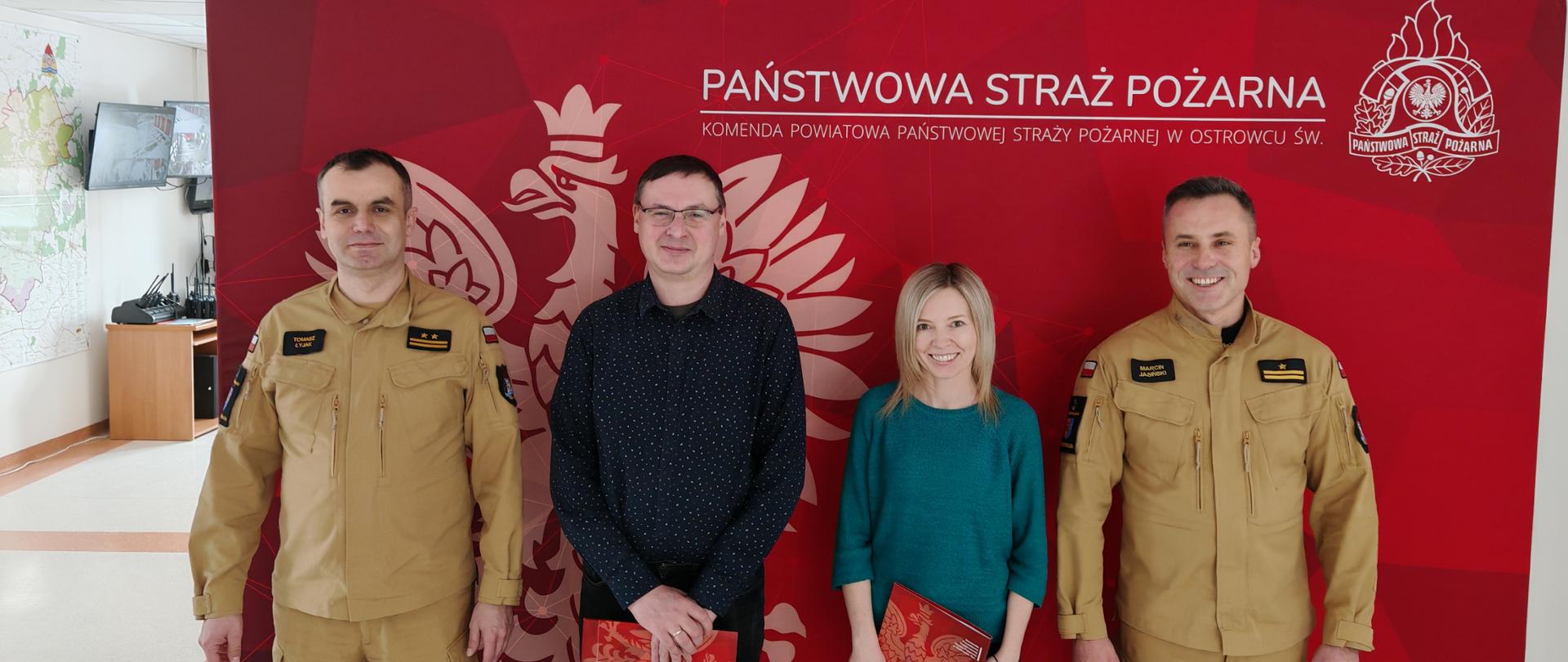 Zdjecie Przedstawia Mł. bryg. Marcina Jasińskiego Komendanta Powiatowego PSP w Ostrowcu Świetokrzyskim wraz z jego Zastępcą bryg. Tomaszem Łyjakiem po wręczeniu podziekowań z okazji dnia służby cywilnej.